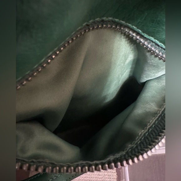 💚 Slouchin’ in Style – Coach Green Leather Hobo Bag with Main Character Energy - Picture 12 of 16